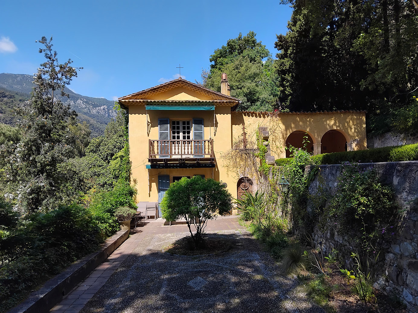 South side of the house, courtyard in foreground ©Helen Langley, 2025